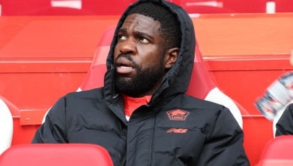 饱受膝伤折磨，队报：31岁乌姆蒂蒂正在考虑继续踢球还是退役